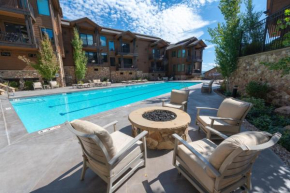 Walk to Skiing, Exceptional Juniper Landing 2 BR, Private Hot Tub, Golf Course Views, Outdoor Pool Park City